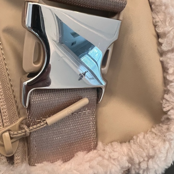 Lulu fleece belt bag . I used it for the weekend it’s in excellent condition - Picture 6 of 12